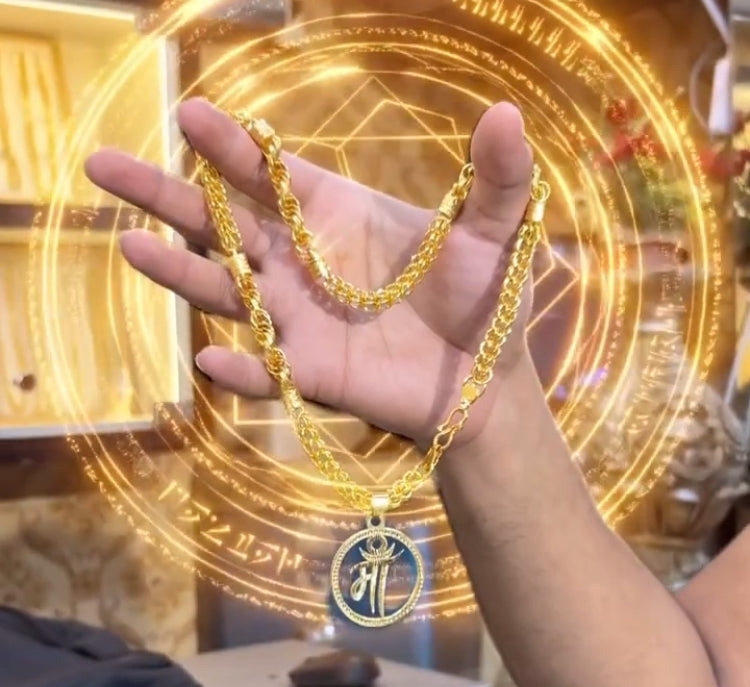 माँ” — वो नाम ही काफी है ❤ जिसे पहन लो गले में… तो हर डर दूर हो जाए 🙏 ✨ Golden माँ Necklace ✨ 💛 Limited stock! Order now 🛍