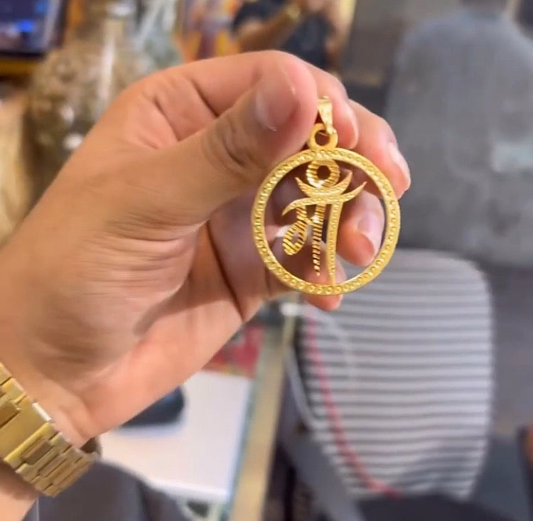 माँ” — वो नाम ही काफी है ❤ जिसे पहन लो गले में… तो हर डर दूर हो जाए 🙏 ✨ Golden माँ Necklace ✨ 💛 Limited stock! Order now 🛍