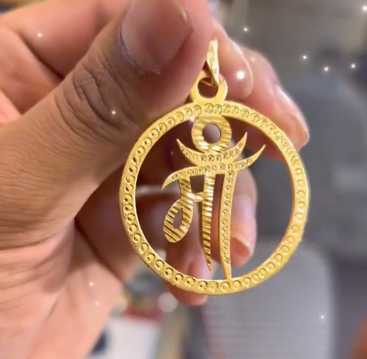 माँ” — वो नाम ही काफी है ❤ जिसे पहन लो गले में… तो हर डर दूर हो जाए 🙏 ✨ Golden माँ Necklace ✨ 💛 Limited stock! Order now 🛍