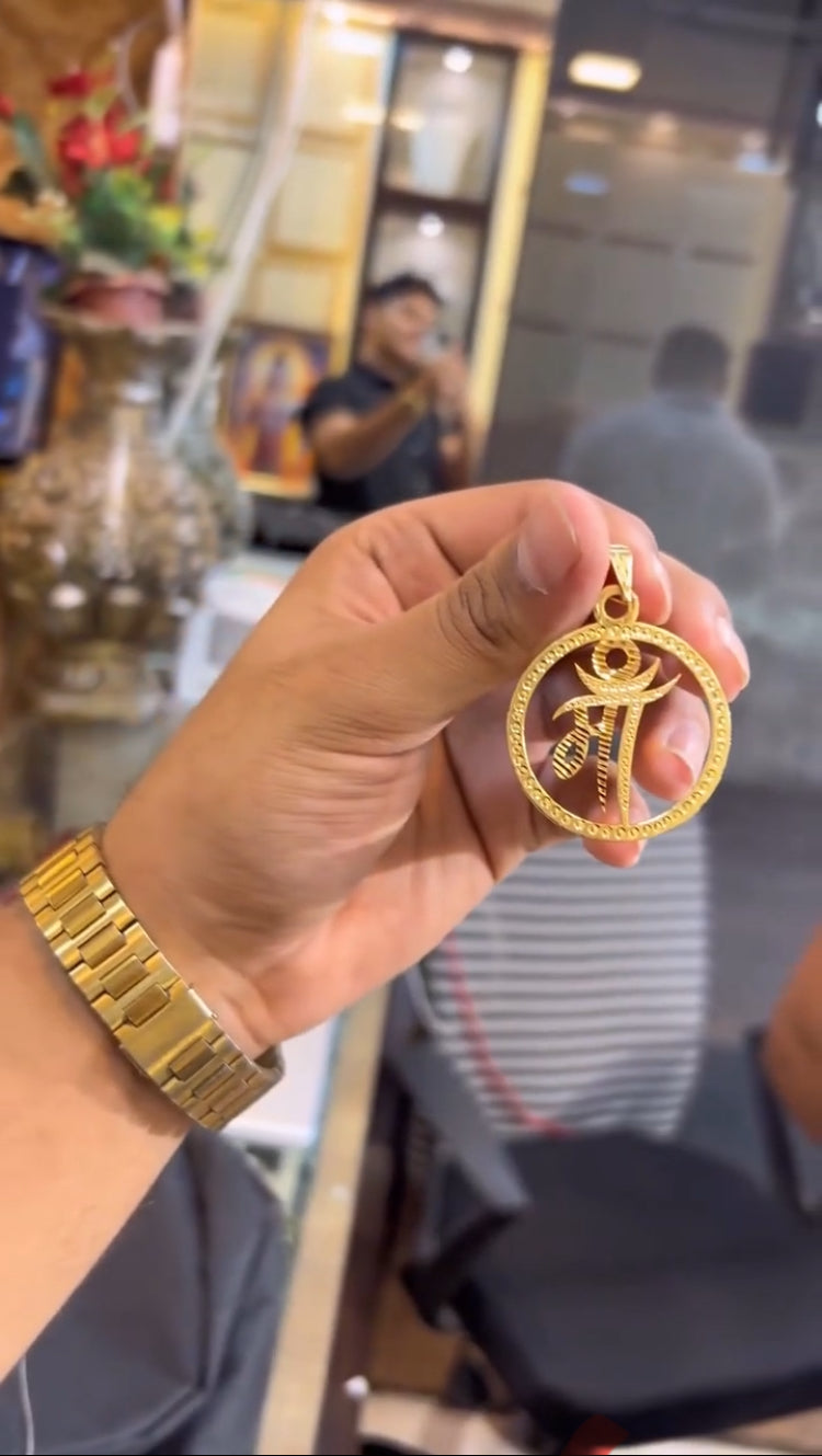 माँ” — वो नाम ही काफी है ❤ जिसे पहन लो गले में… तो हर डर दूर हो जाए 🙏 ✨ Golden माँ Necklace ✨ 💛 Limited stock! Order now 🛍